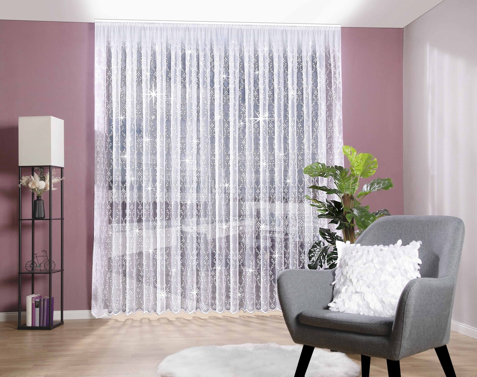 Weiße Gardine mit Stickerei und Kräuselband im Wohnzimmer