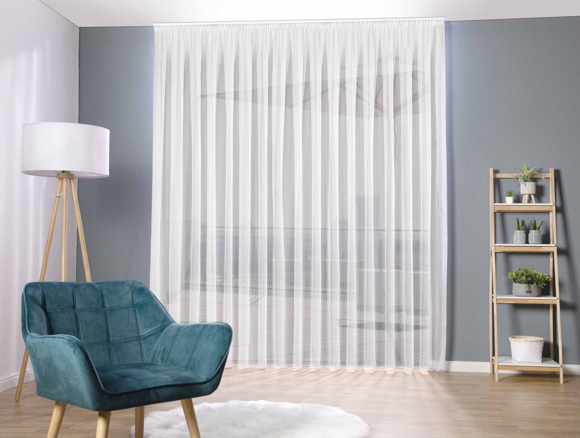 Cremefarbene Gardine bodenlang im Wohnzimmer mit Sessel