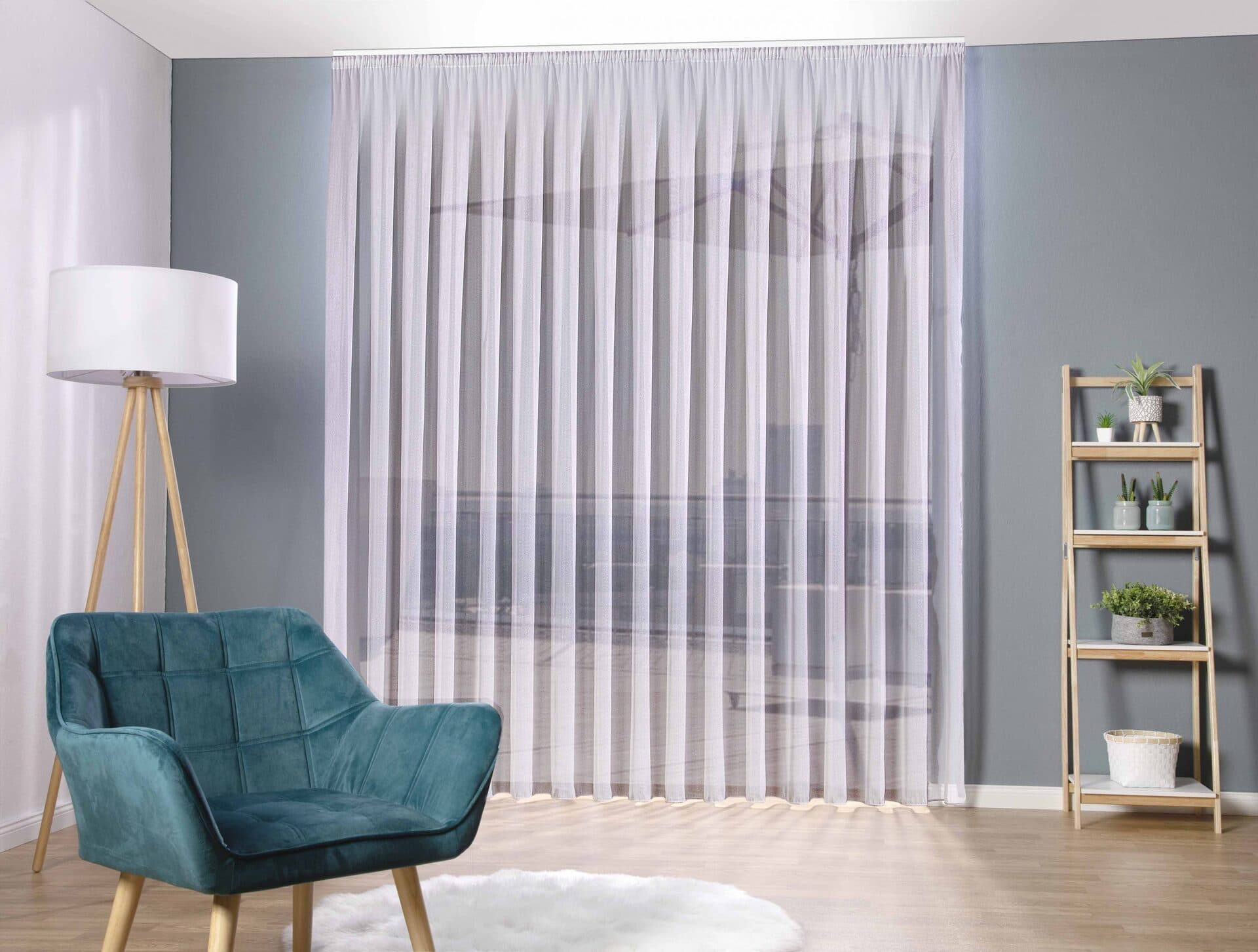 Graue transparente Fertiggardine mit Kräuselband im Wohnzimmer