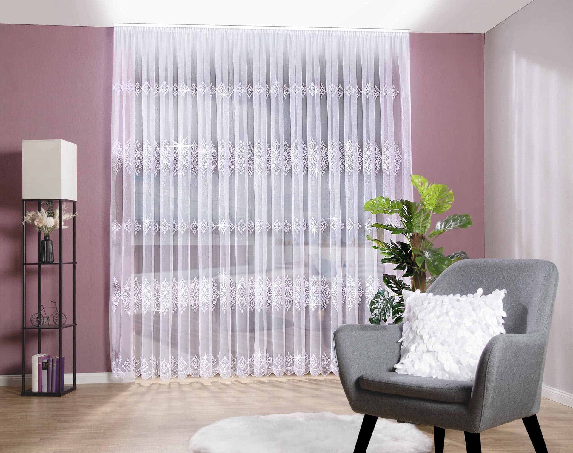 Weiße Gardine mit Stickerei nach Maß im Wohnzimmer