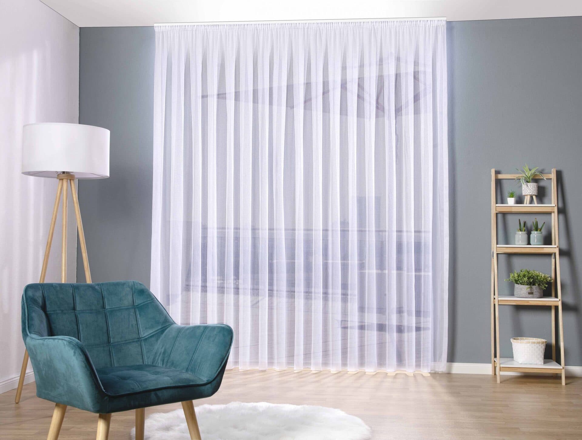 Weiße transparente Gardine bodenlang im Wohnzimmer mit Sessel